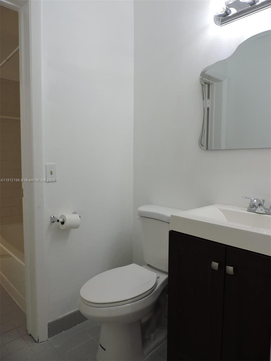 LAKESHORE CONDO #9 - Residential