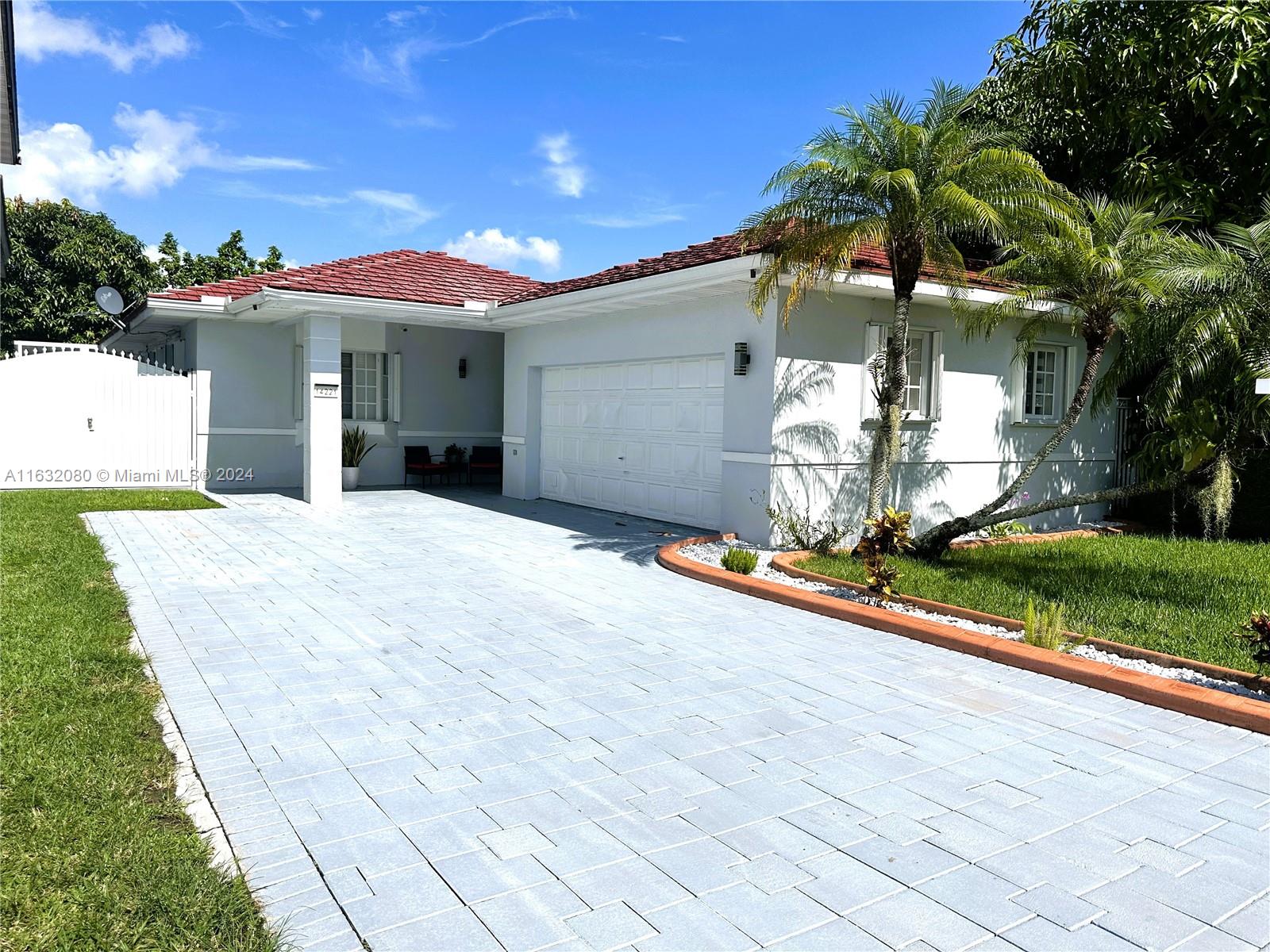 Beautiful 3 bedroom and 2 bath home located in the Country Walk area . Upgraded kitchen with stainless steel appliances and very spacious living area with a covered terrace . This property includes a detached in law studio perfect for a big family wanting their separate retreat or extra income .