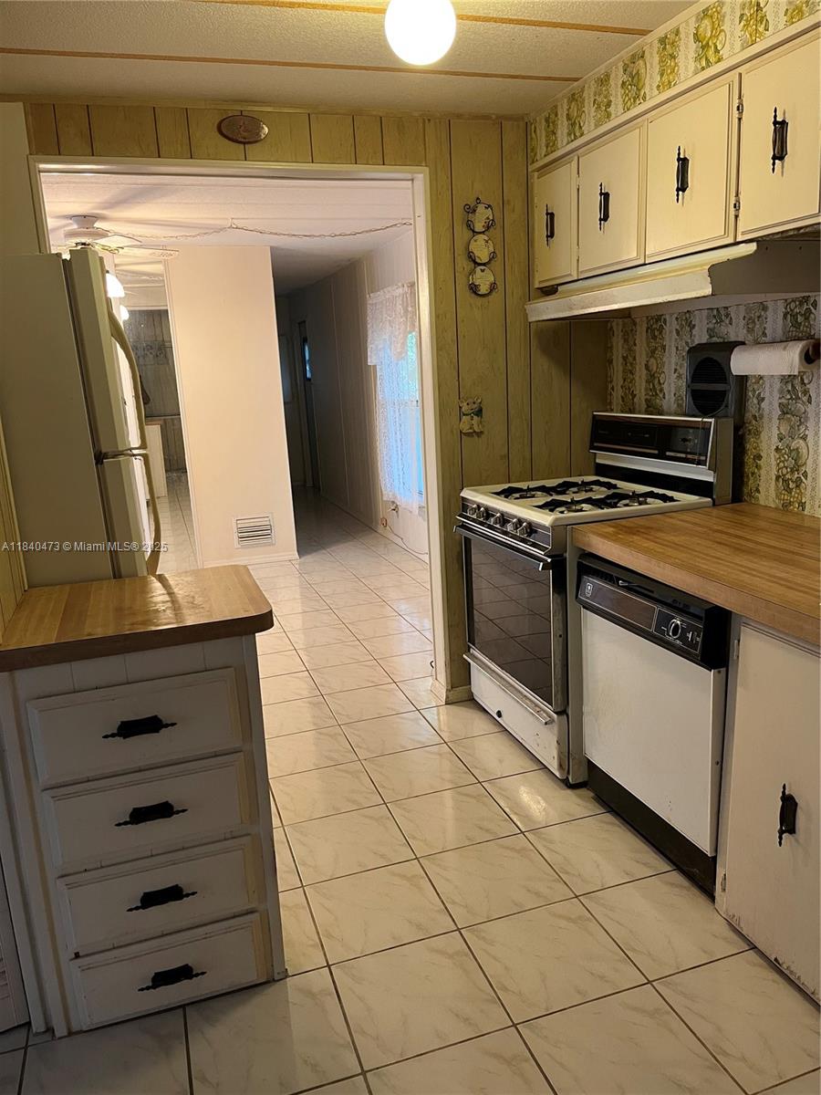 KEY LARGO TRAILER VILLAGE - Residential