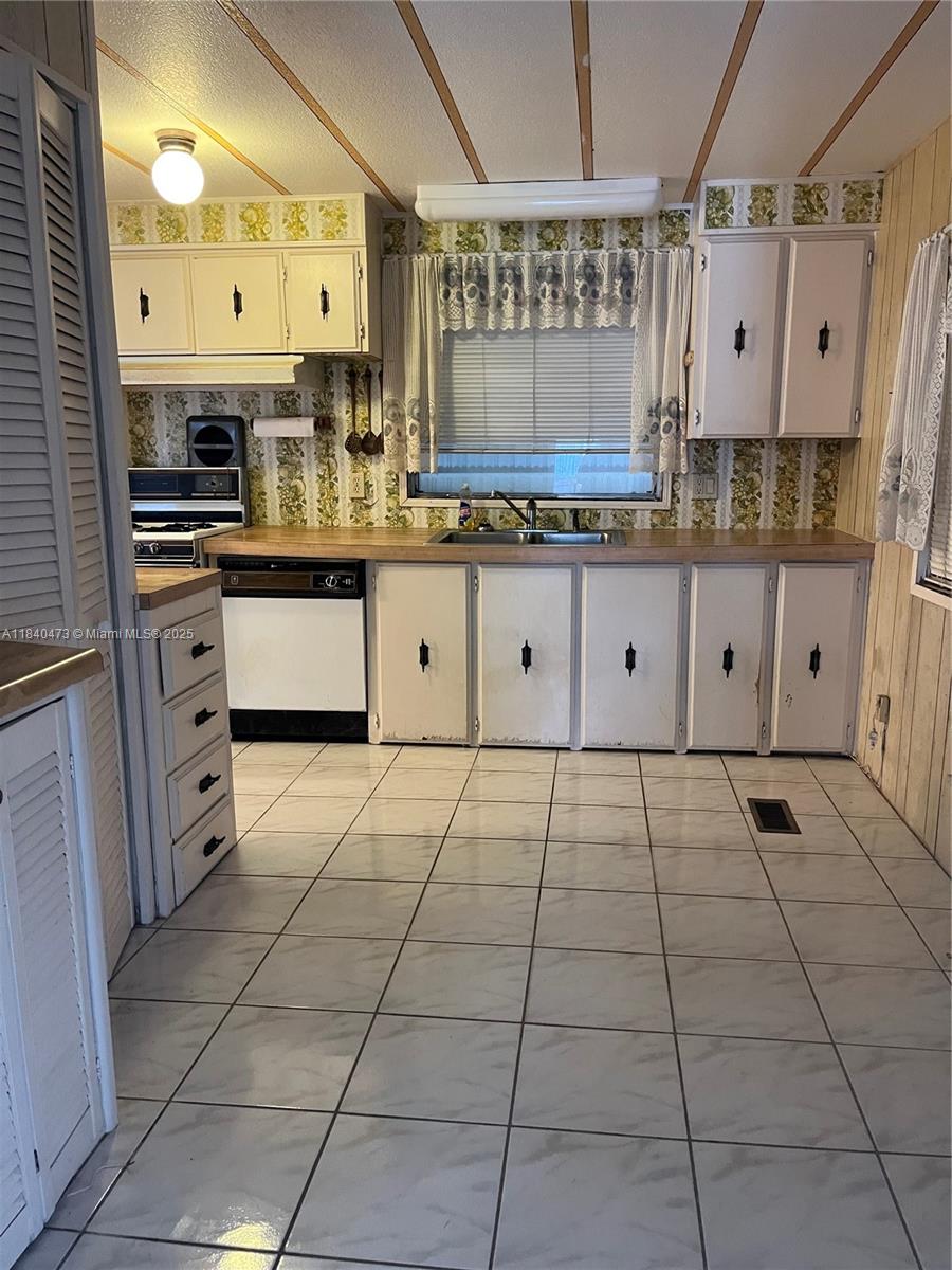 KEY LARGO TRAILER VILLAGE - Residential