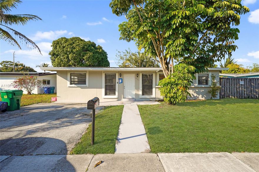 Single-family home with no HOA featuring 3 bedrooms and 1.5 bathrooms with 1,117 sq ft of living space on a spacious 7,005 sq ft lot. This property offers walk-in closets, stainless steel appliances, and ceiling fans. Enjoy a large backyard with plenty of room to add a pool, plus a private driveway for convenient parking. A fantastic opportunity with space, comfort, and potential!