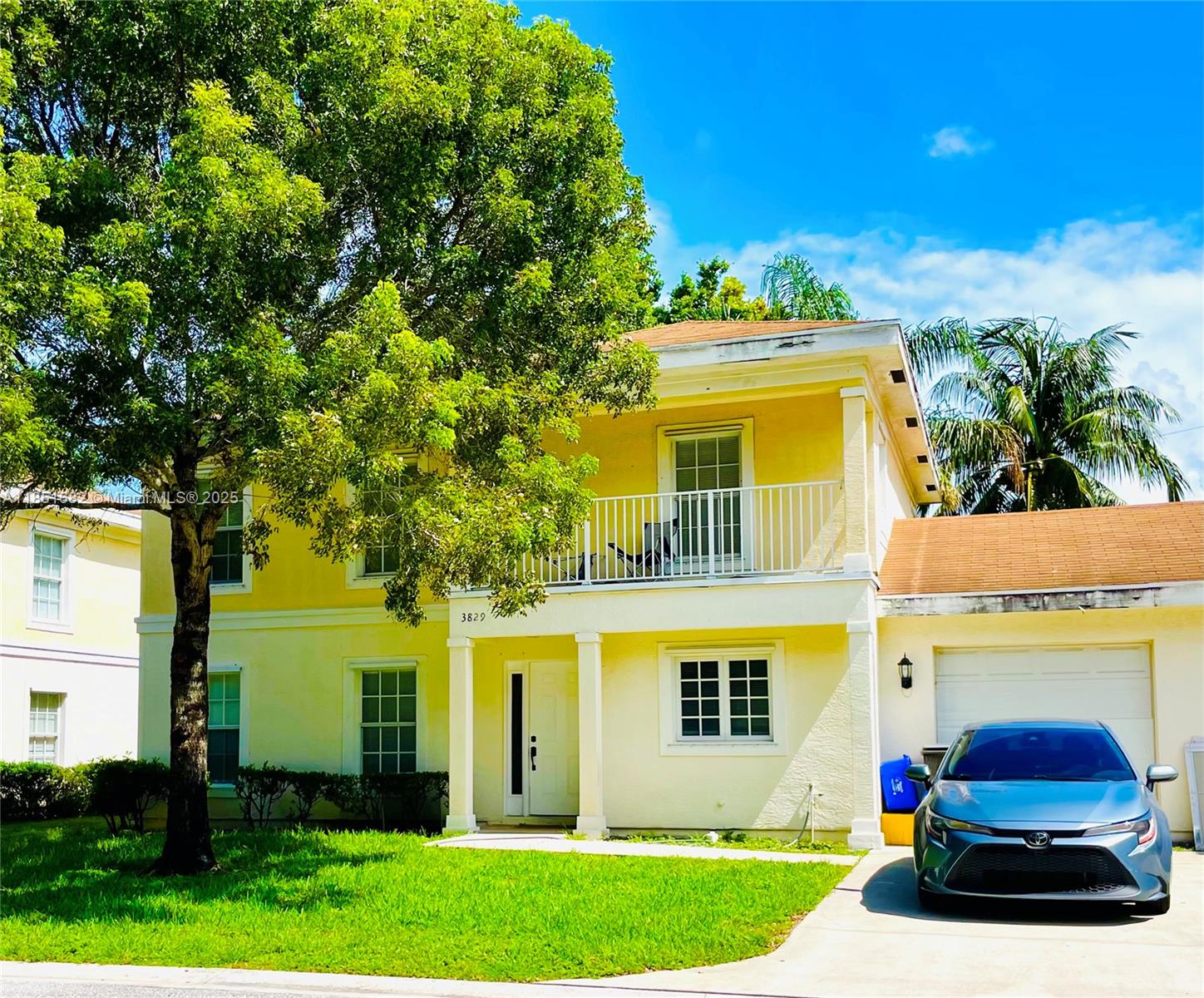Bright & Spacious 4-Bedroom Townhome with Garage | Move-In Ready!
Welcome to a beautifully maintained and sun-filled townhouse offering the perfect blend of comfort, style, and convenience. This 4-bedroom, 2.5-bath home features a private attached garage plus extra off-street parking, ideal for families or professionals.
Enjoy a bright open layout, oversized closets, ample storage, and a modern kitchen with new stainless steel appliances. Large windows fill the space with natural light, creating a warm, inviting feel.
Located just minutes from I-95, this home offers quick access to shopping, schools, and more.
Move-in ready
Stainless steel appliances
Garage + extra parking
Oversized closets & storage Prime location near I-95