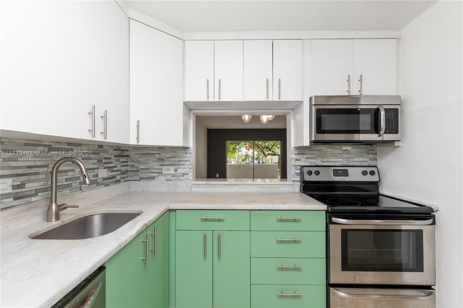 6890 N Kendall Drive B202, Pinecrest, Miami-Dade County, Florida - 2 Bedrooms  
2 Bathrooms - 