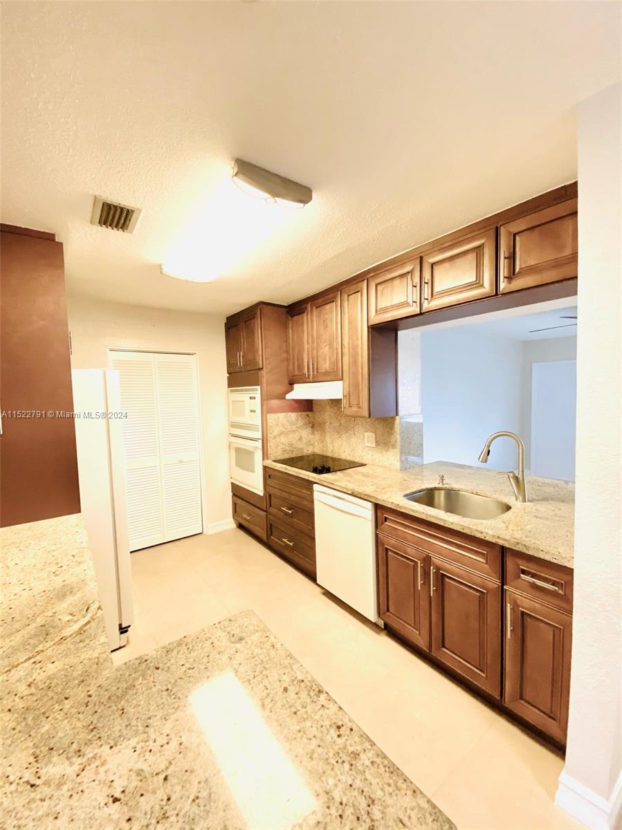 PALM SPRINGS ESTS 6TH ADD - Residential Lease