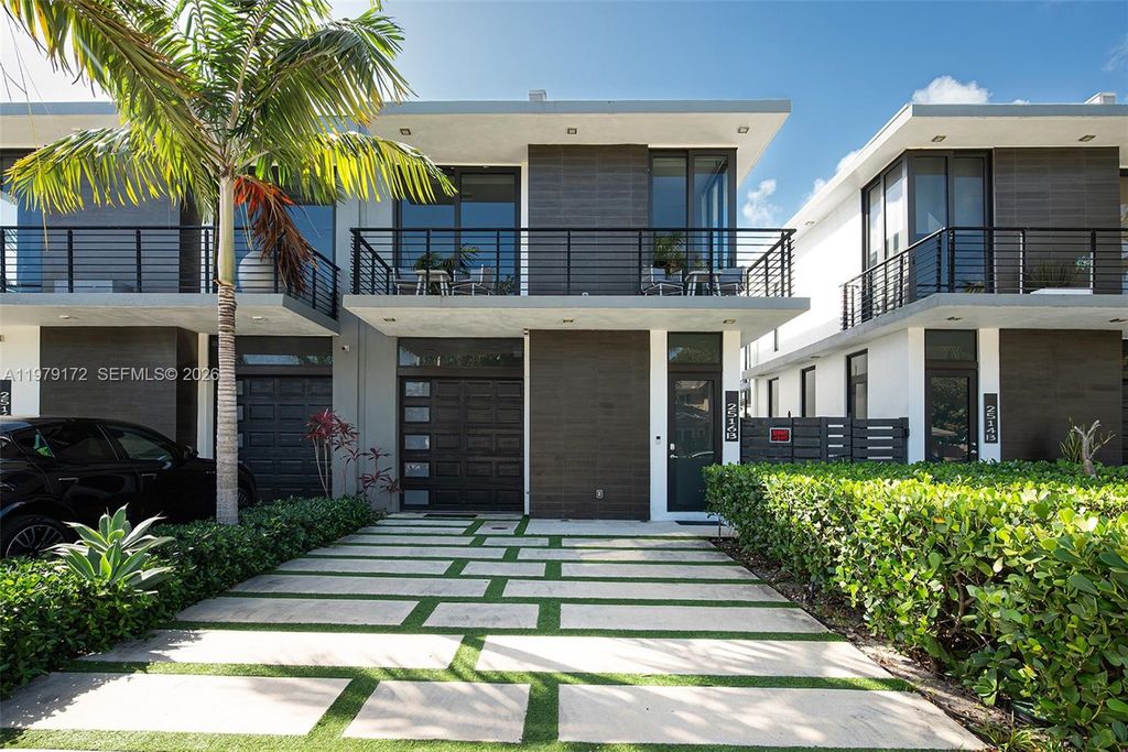 Photo of 2516 NE 21st St #B, Fort Lauderdale, FL 33305 (MLS # A11979172)