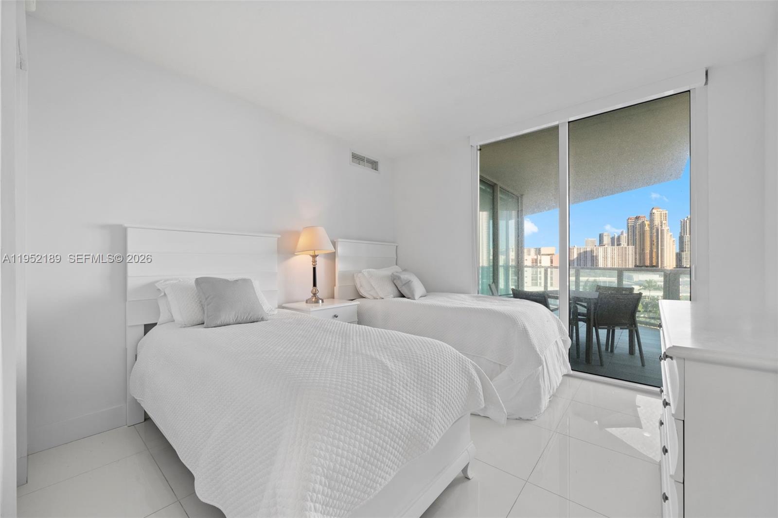 ST TROPEZ ON THE BAY III - Residential