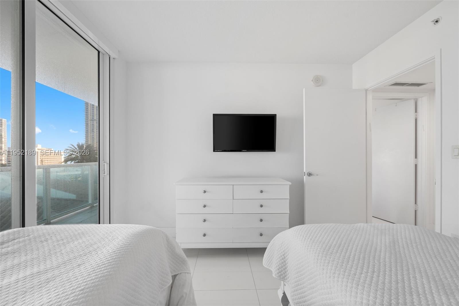 ST TROPEZ ON THE BAY III - Residential