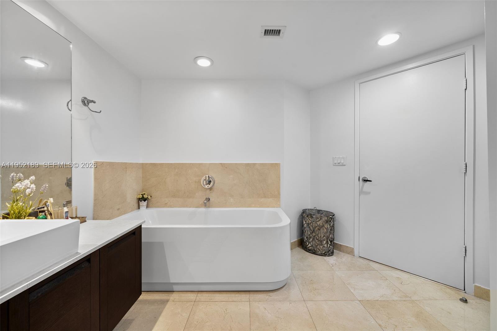 ST TROPEZ ON THE BAY III - Residential