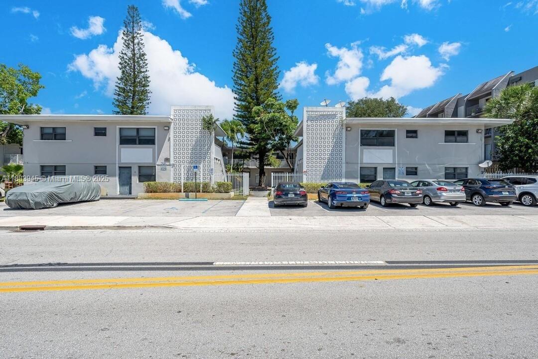 1525 Ne 135th St 3, North Miami, Miami-Dade County, Florida - 2 Bedrooms  
1 Bathrooms - 