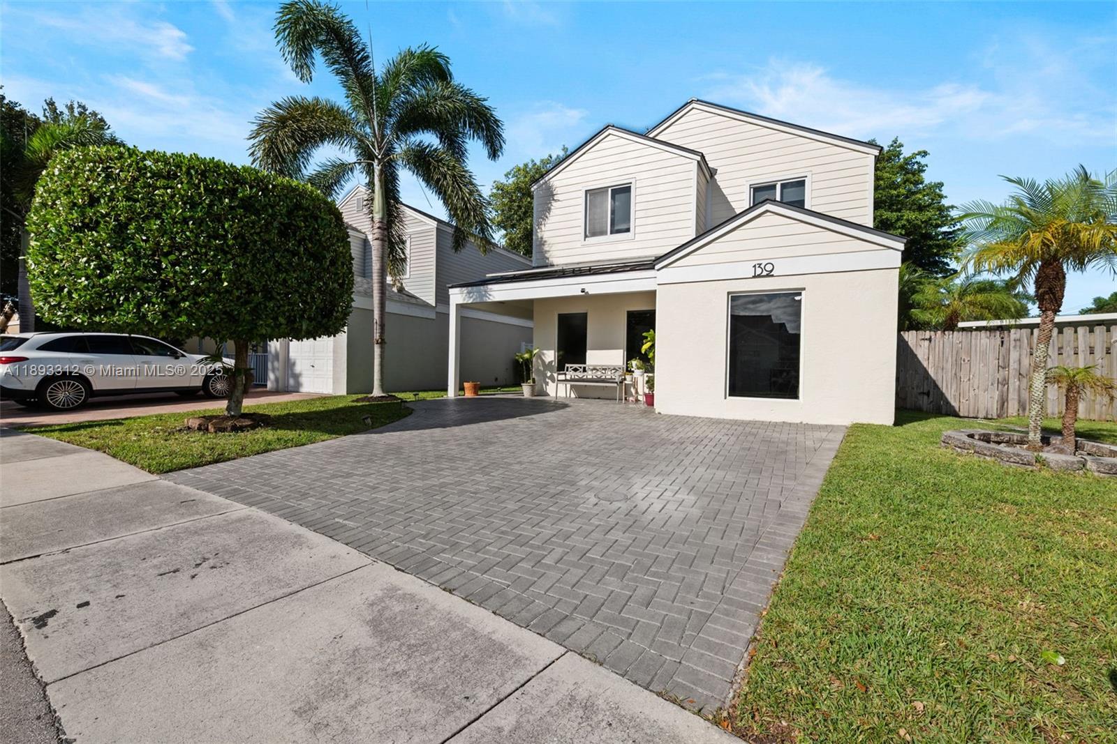 HAMPTON LAKES - Residential