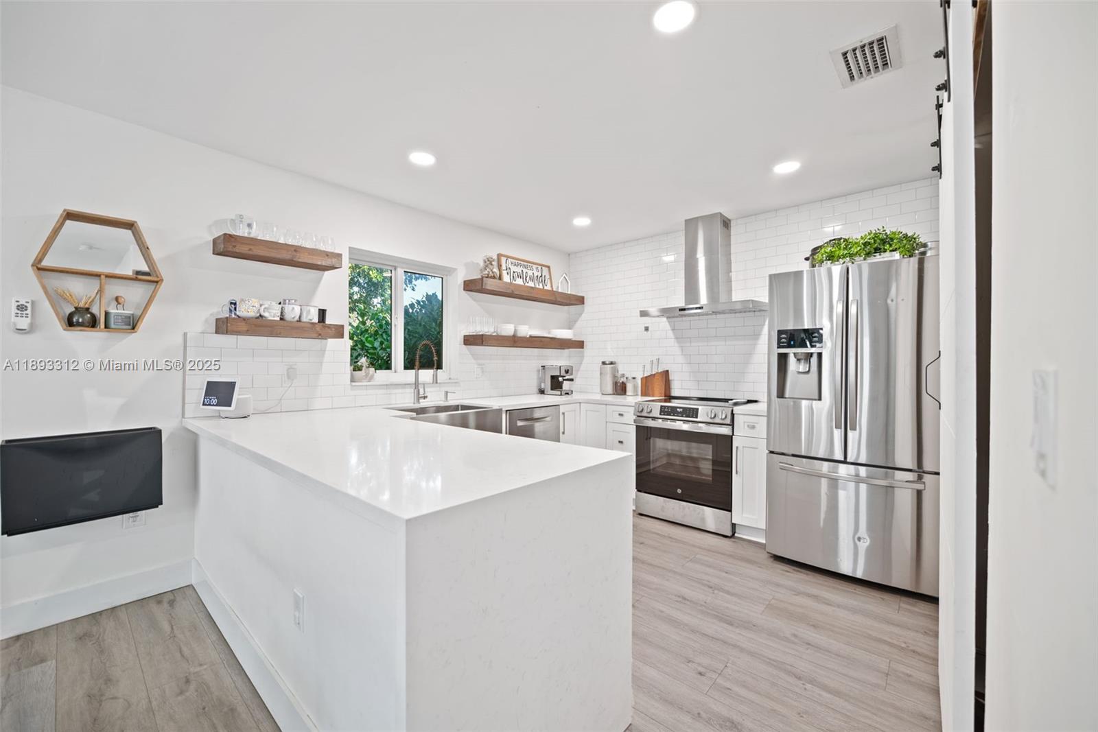 HAMPTON LAKES - Residential