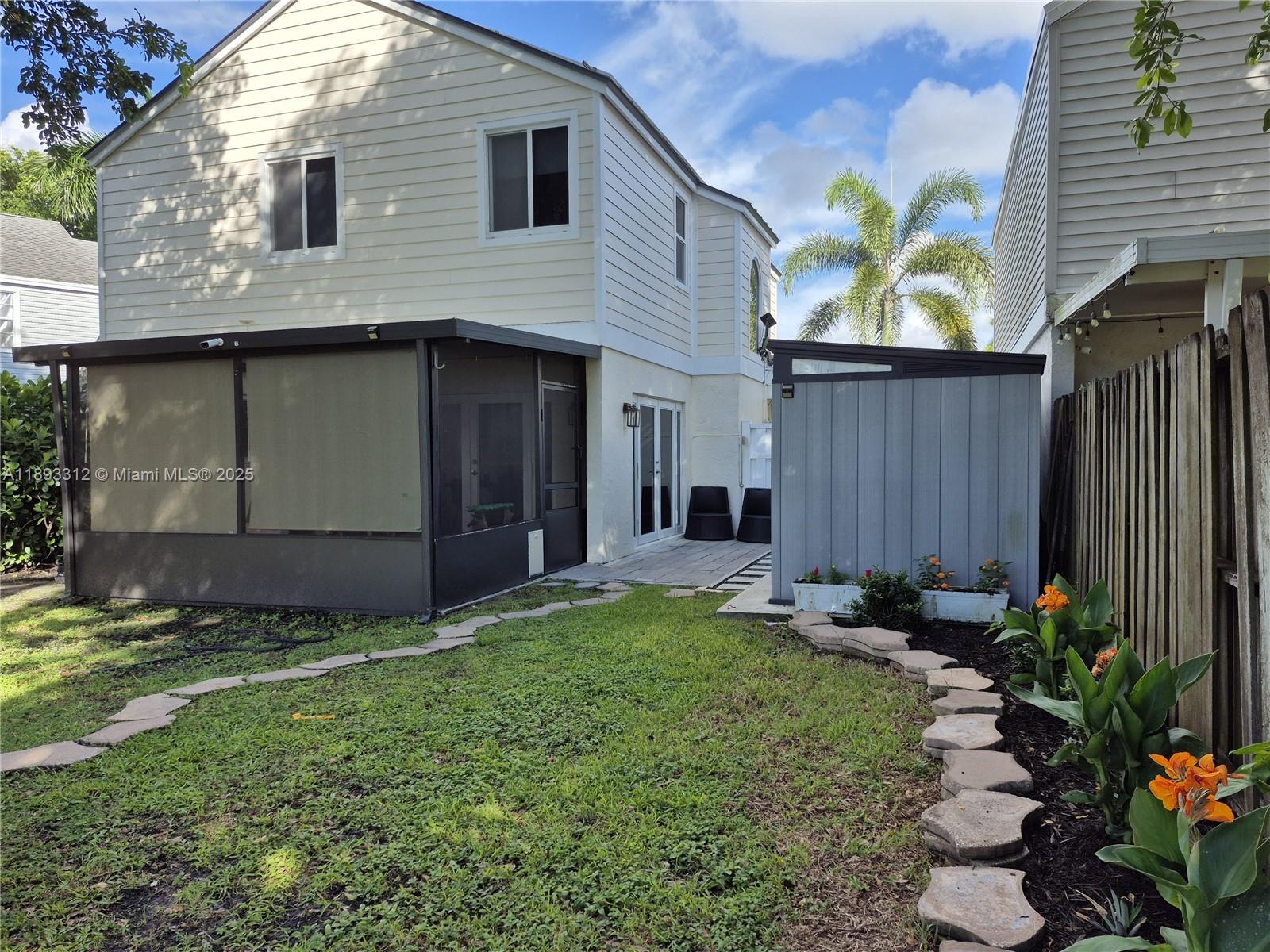 HAMPTON LAKES - Residential