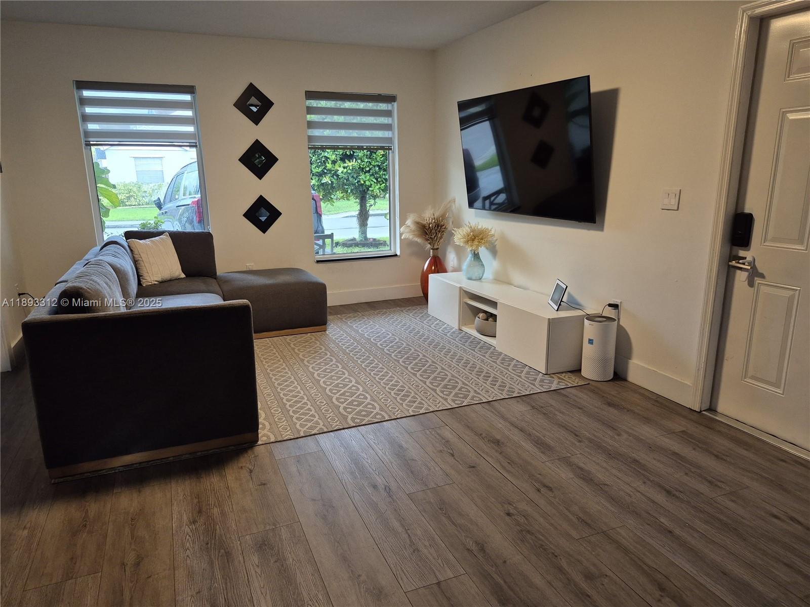 HAMPTON LAKES - Residential