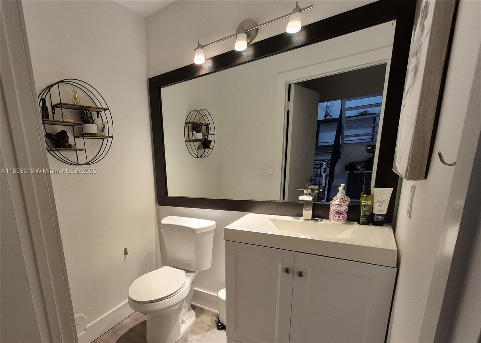 HAMPTON LAKES - Residential