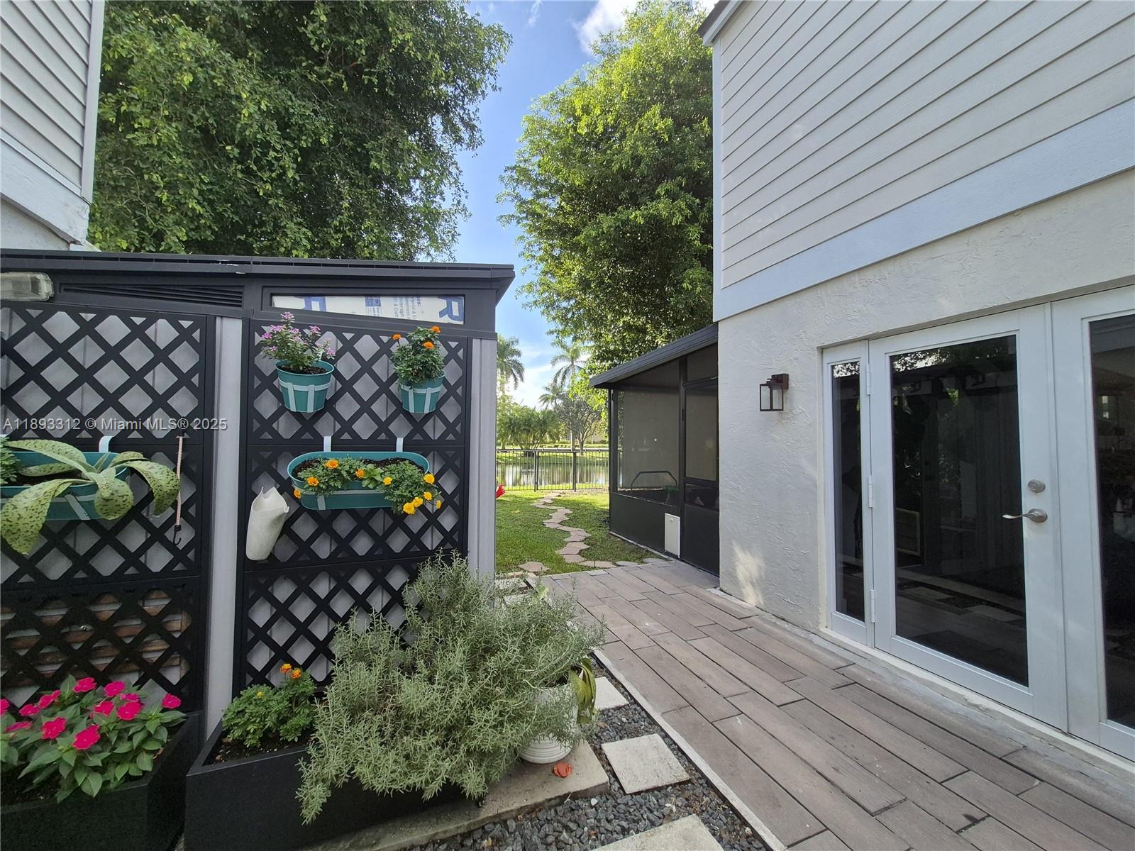 HAMPTON LAKES - Residential