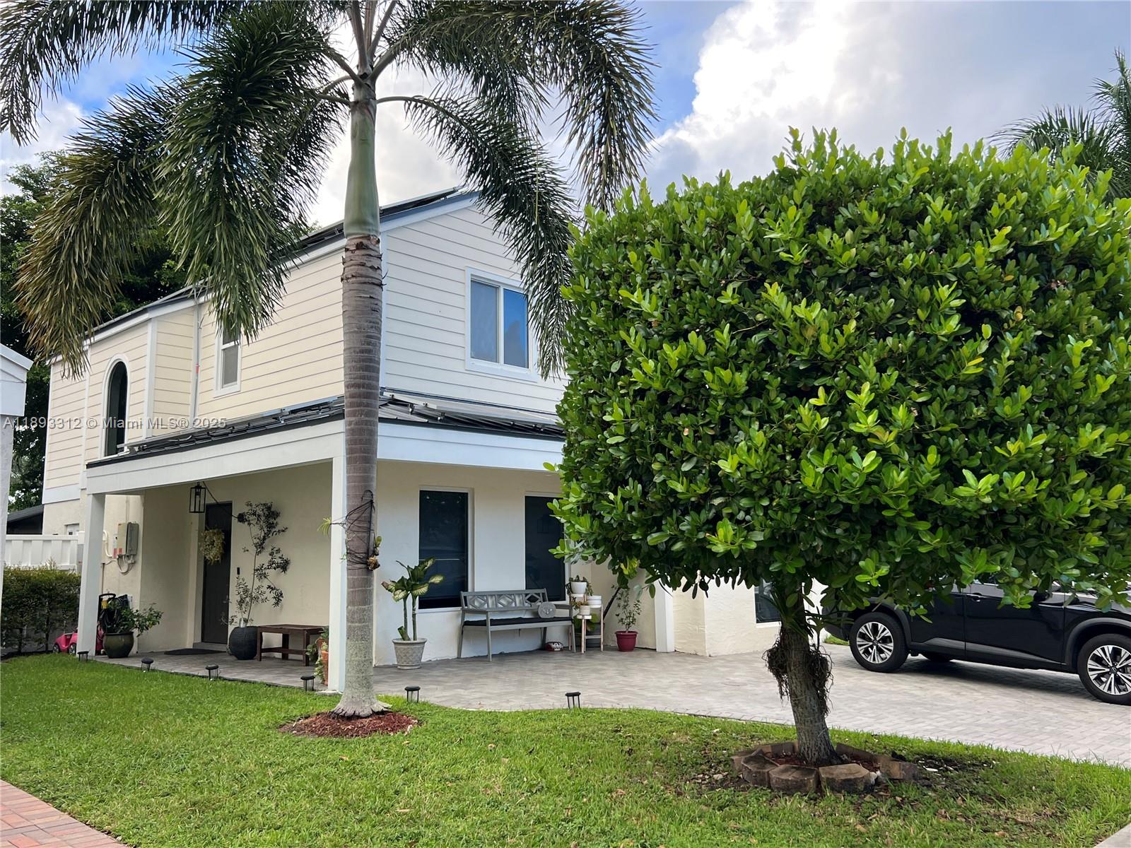 HAMPTON LAKES - Residential