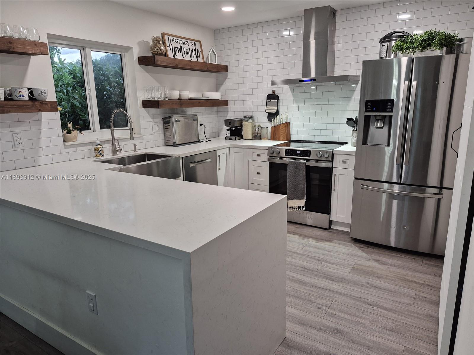 HAMPTON LAKES - Residential