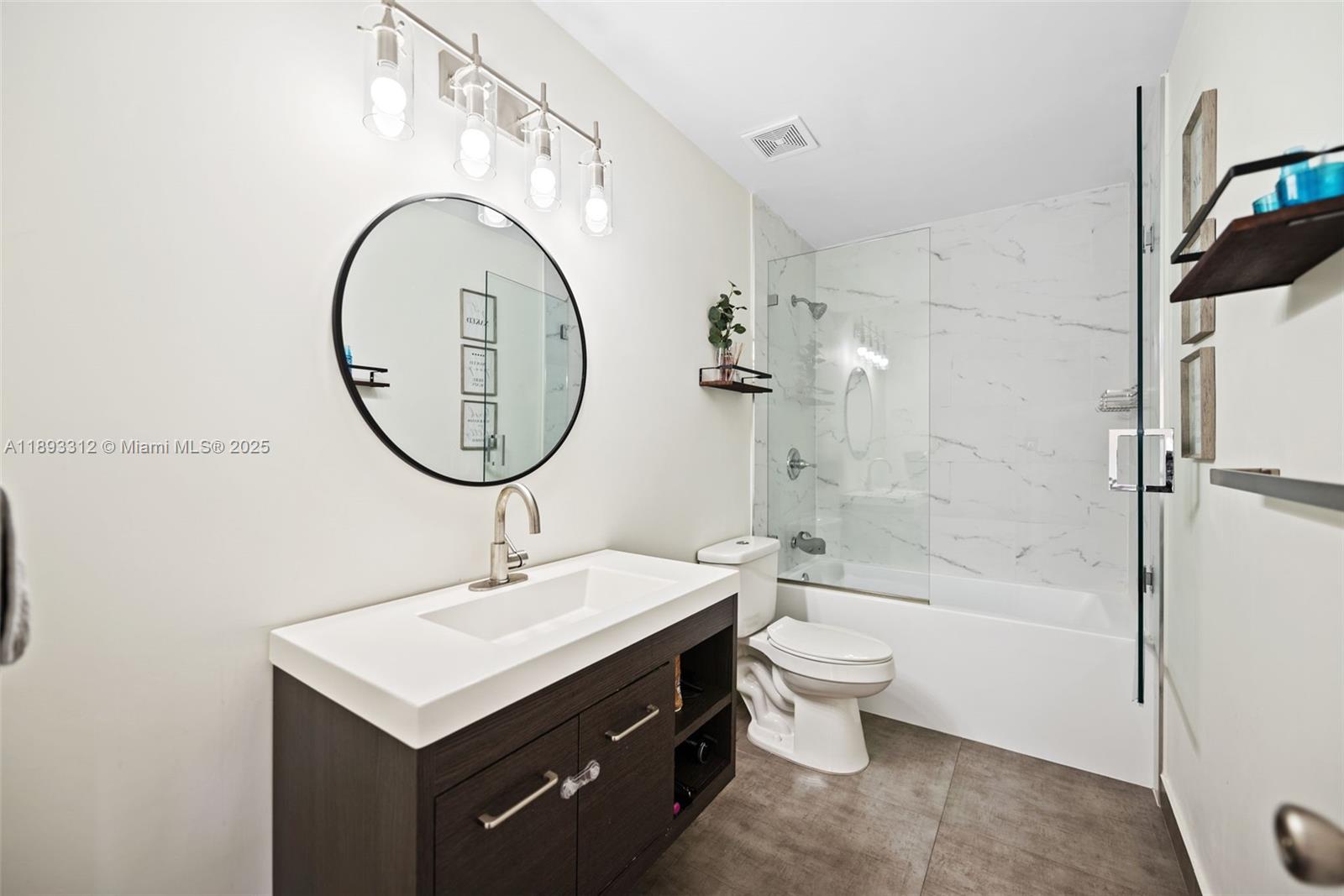 HAMPTON LAKES - Residential