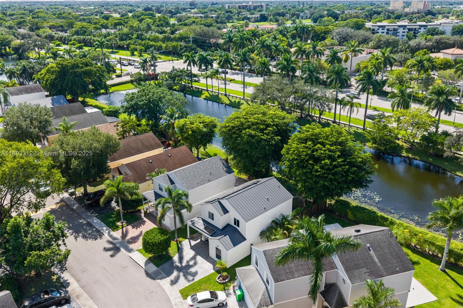 HAMPTON LAKES - Residential