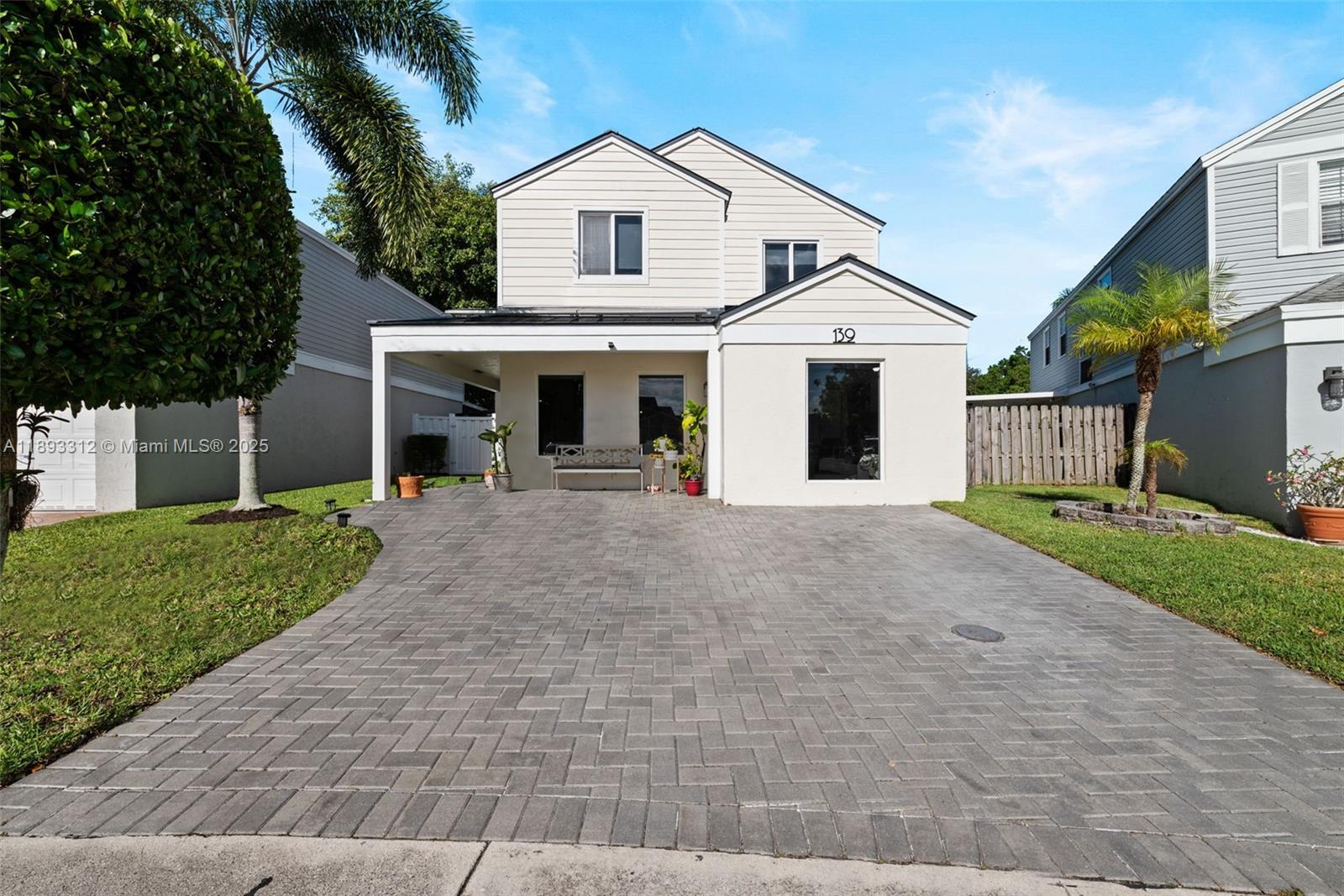 HAMPTON LAKES - Residential