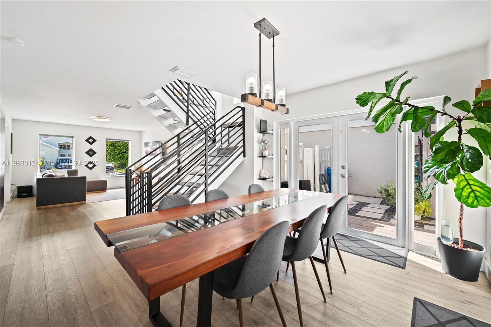 HAMPTON LAKES - Residential