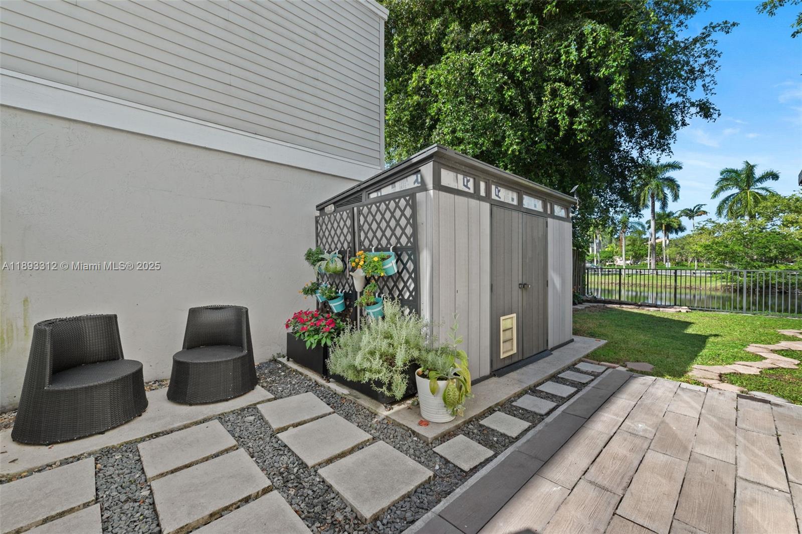 HAMPTON LAKES - Residential