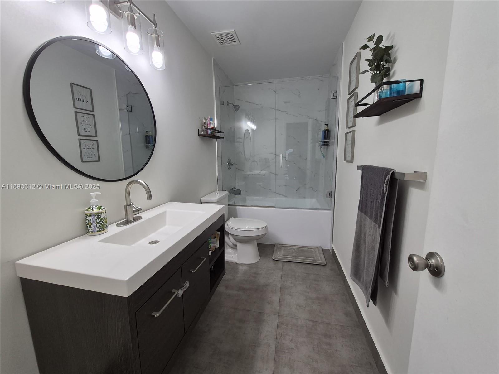 HAMPTON LAKES - Residential