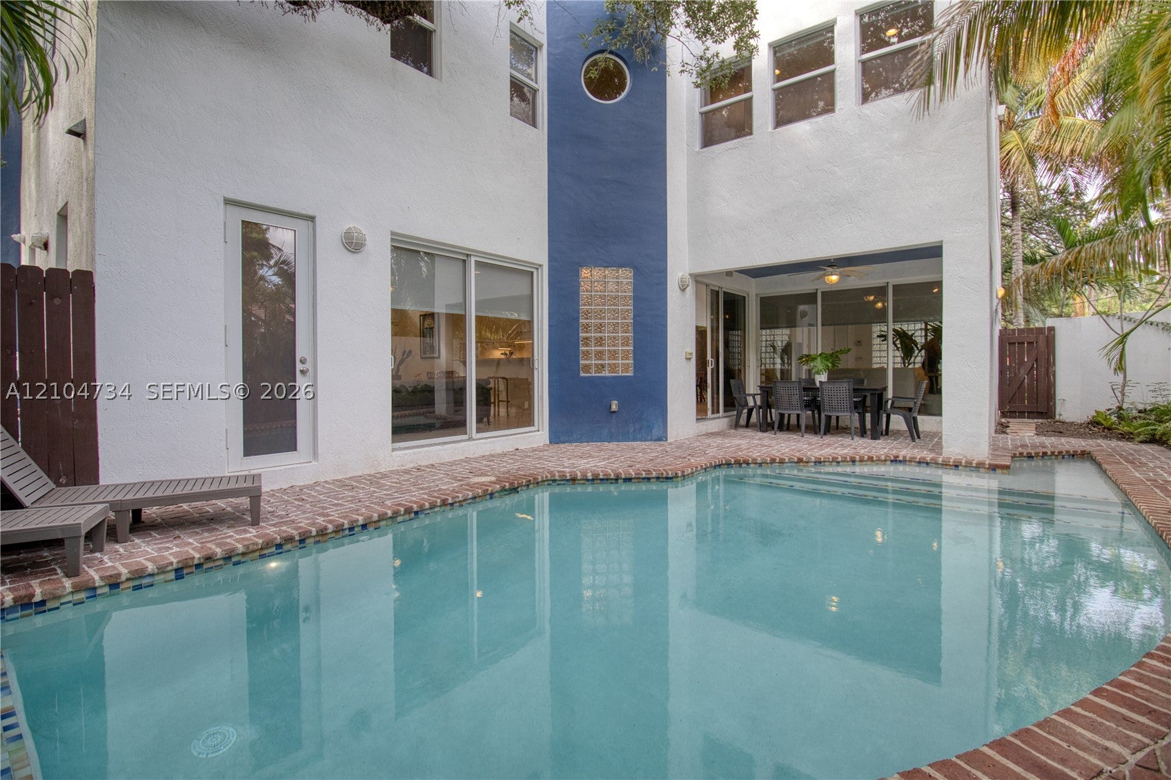 2200 Lincoln Ave