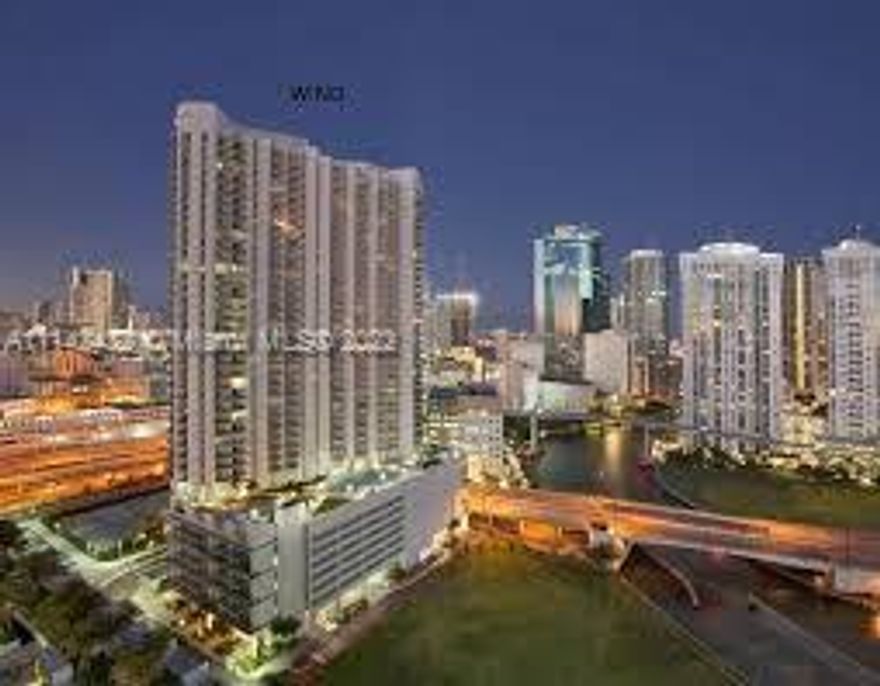 Beautiful 1 bedroom, 1 bathroom condo.  Magnificent downtown views...  Modern building with secure garage, 24 hour security, secure elevators, high floor open pool. In downtown, close to Brickell entertainment district.