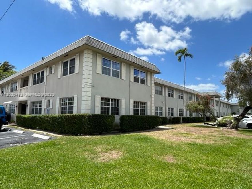 ALL AGES! OPEN SPACIOUS ONE BEDROOM, 1-5 BATH 2ND FLOOR GARDEN STYLE CO-OP EAST OF FEDERAL HIGHWAY. TWO STORY BUILDING. GREAT AREA CLOSE TO RESTURANTS, ENTERTAINMENT, CASINOS, BEACH AND MORE . UPGRADED KITCHEN  STAINLESS STEEL APPLIANCES AND HUGE SNACK BAR GREAT FOR MORNING COFFEE OR TEA.  A TRUE CHEF'S DELIGHT KITCHEN LOTS OF CABINETS AND COUNTER TOPS. INVITING AMPLE LIVINGROOM GREAT FOR RELAXING AND WATCHING TV.  SPACIOUS EAT IN AREA. RESORT STYLE AMENITIES INCLUDING  TROPICALLY LANDSCAPED AREA NEAR HEATED POOL , CLUBHOUSE , SAUNA , SHUFFLEBOARD , BOCCE COURTS AND MORE.