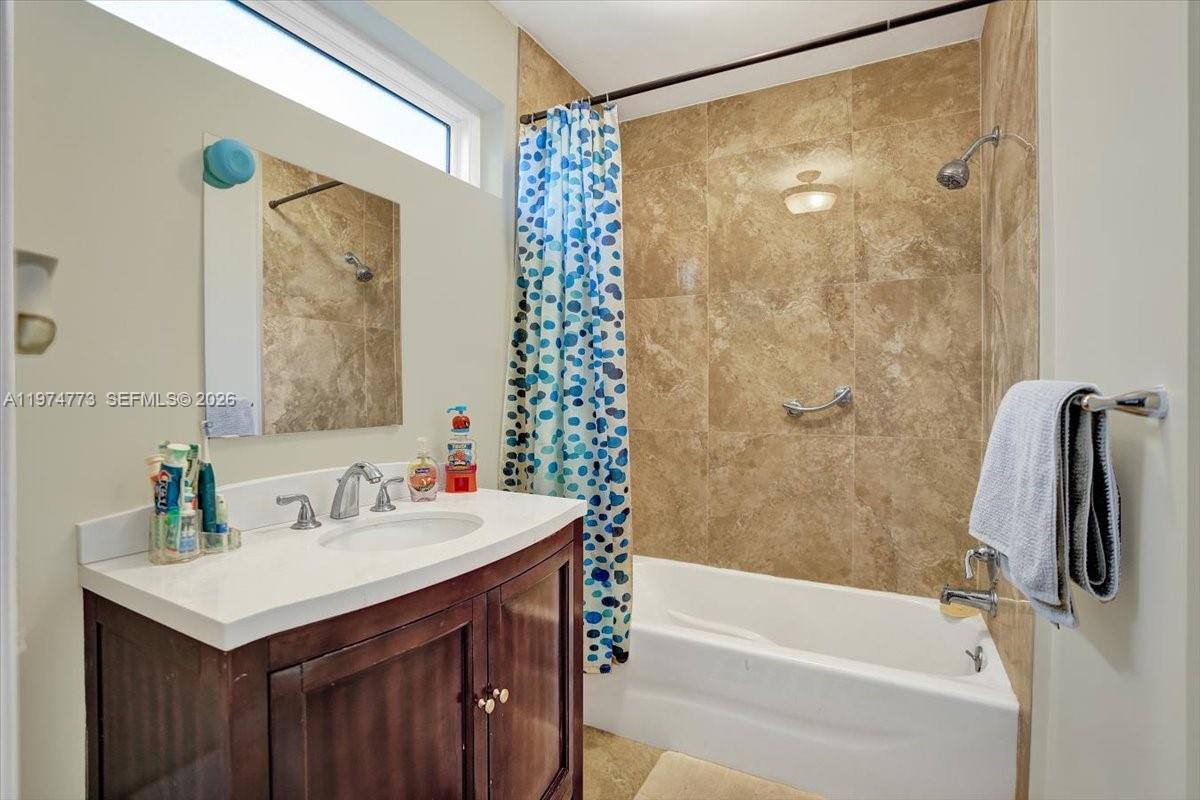 HOLLYWOOD HILLS - Residential