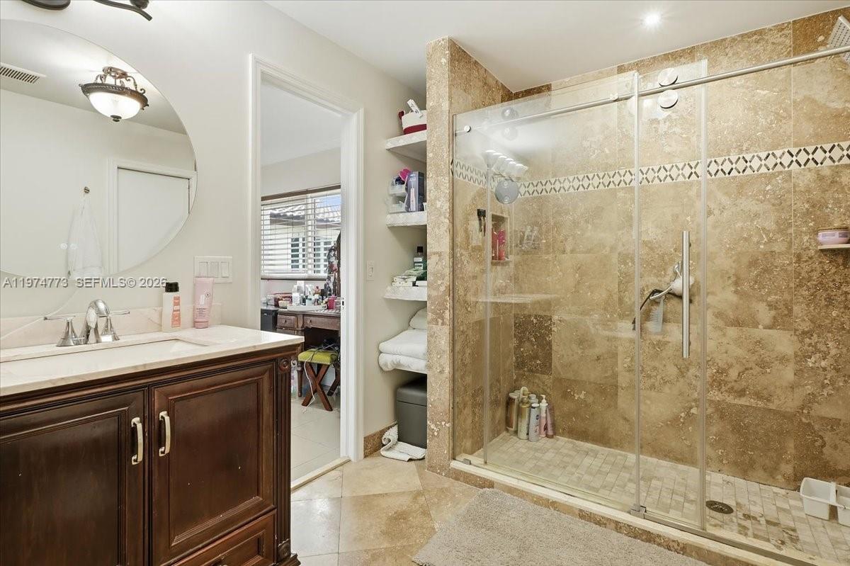 HOLLYWOOD HILLS - Residential