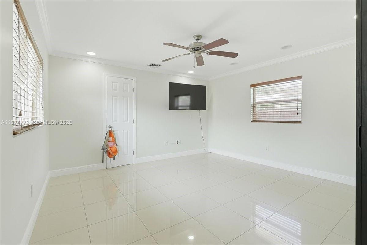 HOLLYWOOD HILLS - Residential