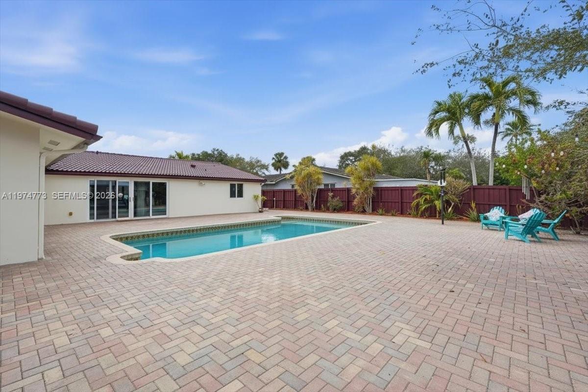 HOLLYWOOD HILLS - Residential