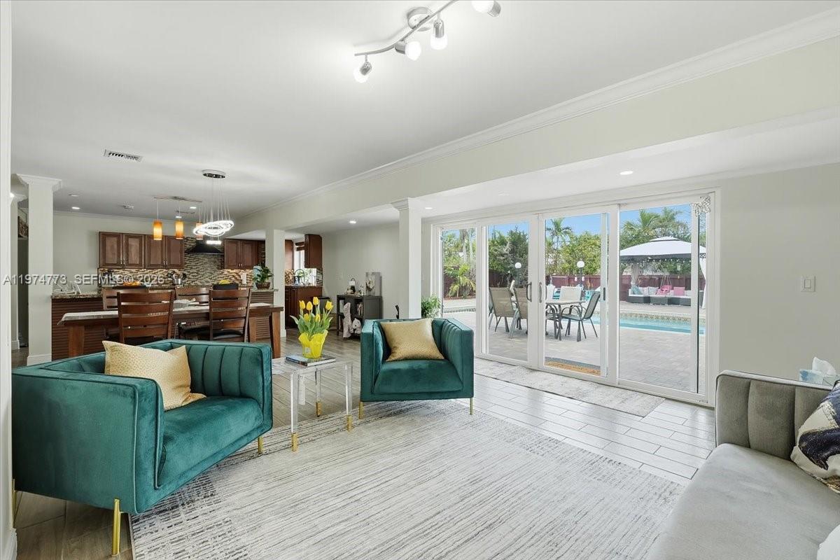 HOLLYWOOD HILLS - Residential