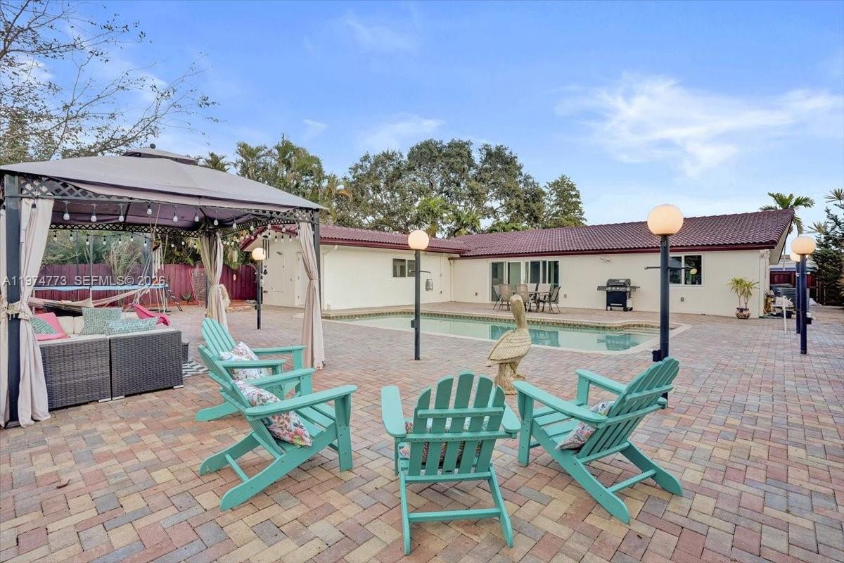 HOLLYWOOD HILLS - Residential