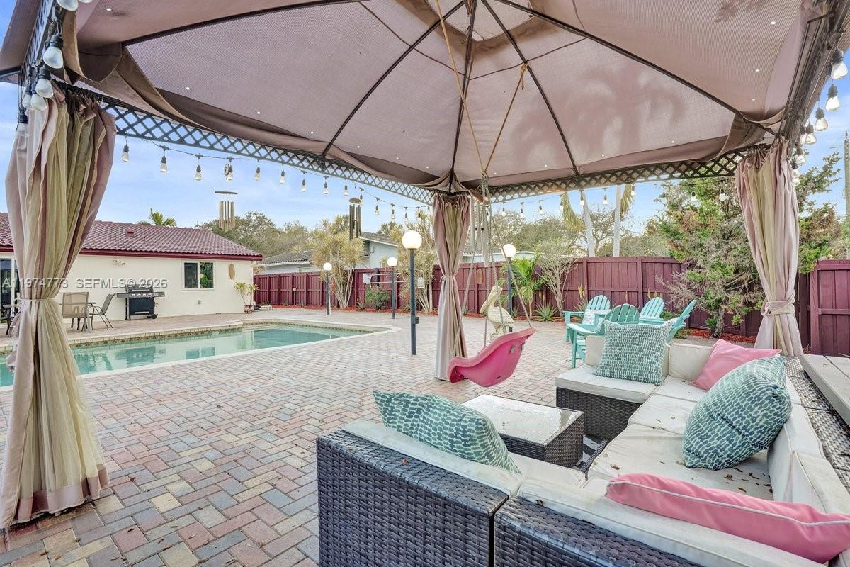 HOLLYWOOD HILLS - Residential