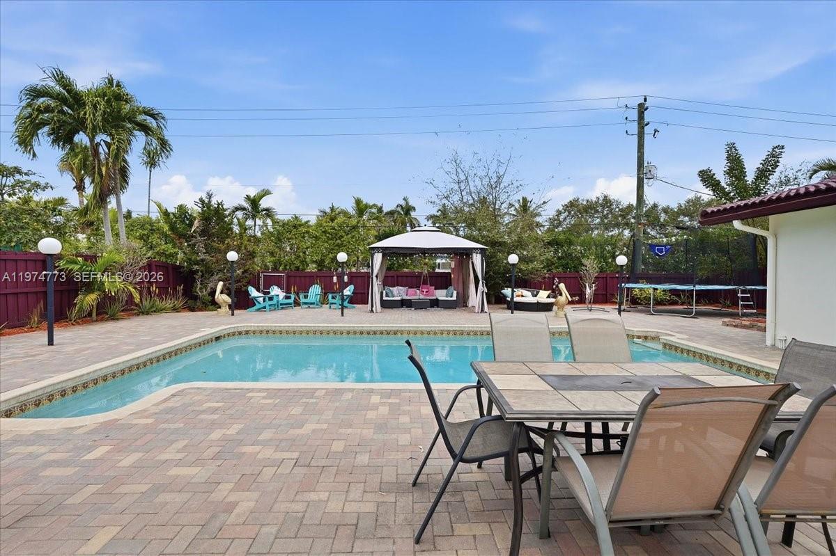 HOLLYWOOD HILLS - Residential