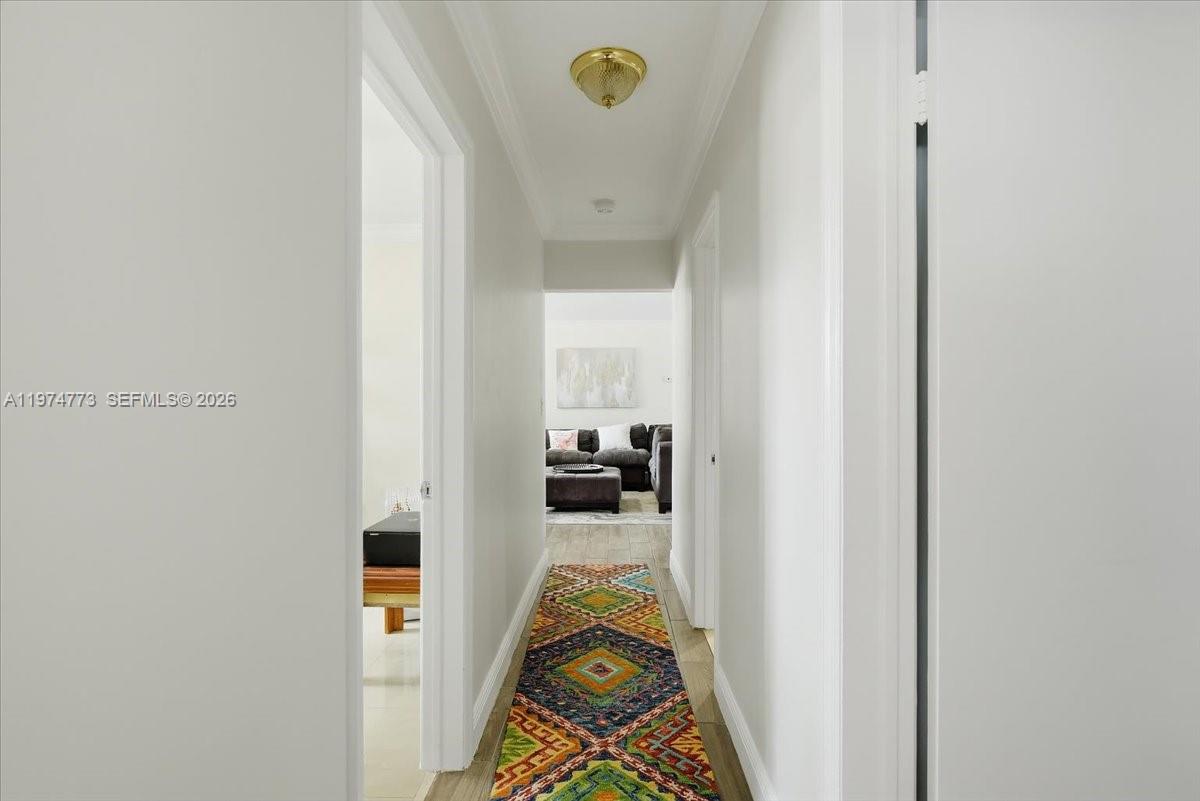 HOLLYWOOD HILLS - Residential