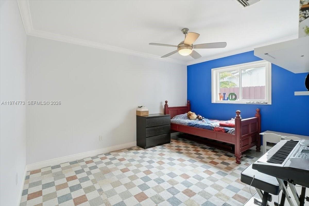 HOLLYWOOD HILLS - Residential