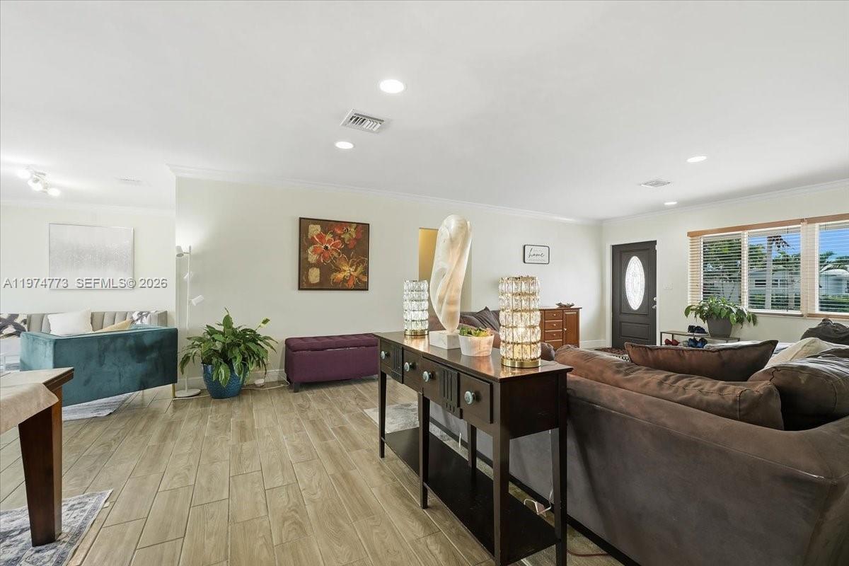 HOLLYWOOD HILLS - Residential