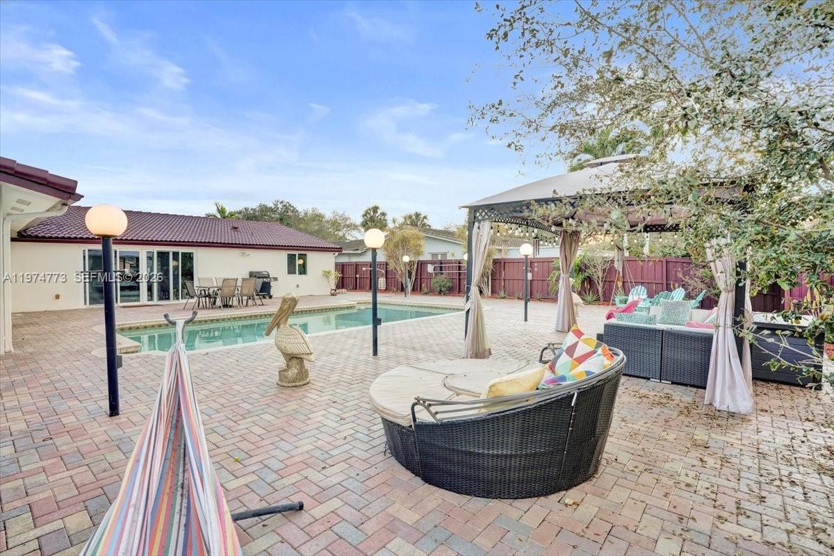 HOLLYWOOD HILLS - Residential