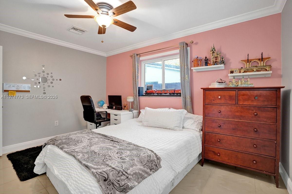 HOLLYWOOD HILLS - Residential