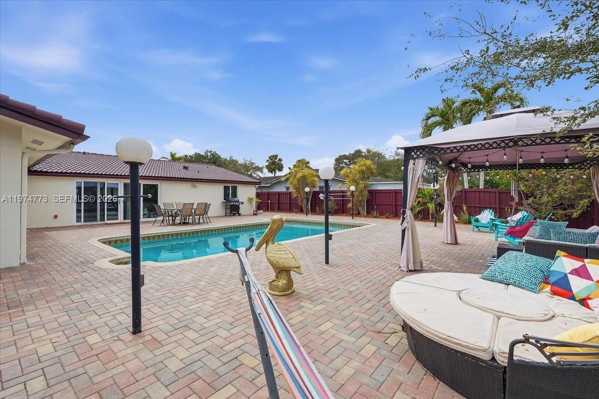 HOLLYWOOD HILLS - Residential