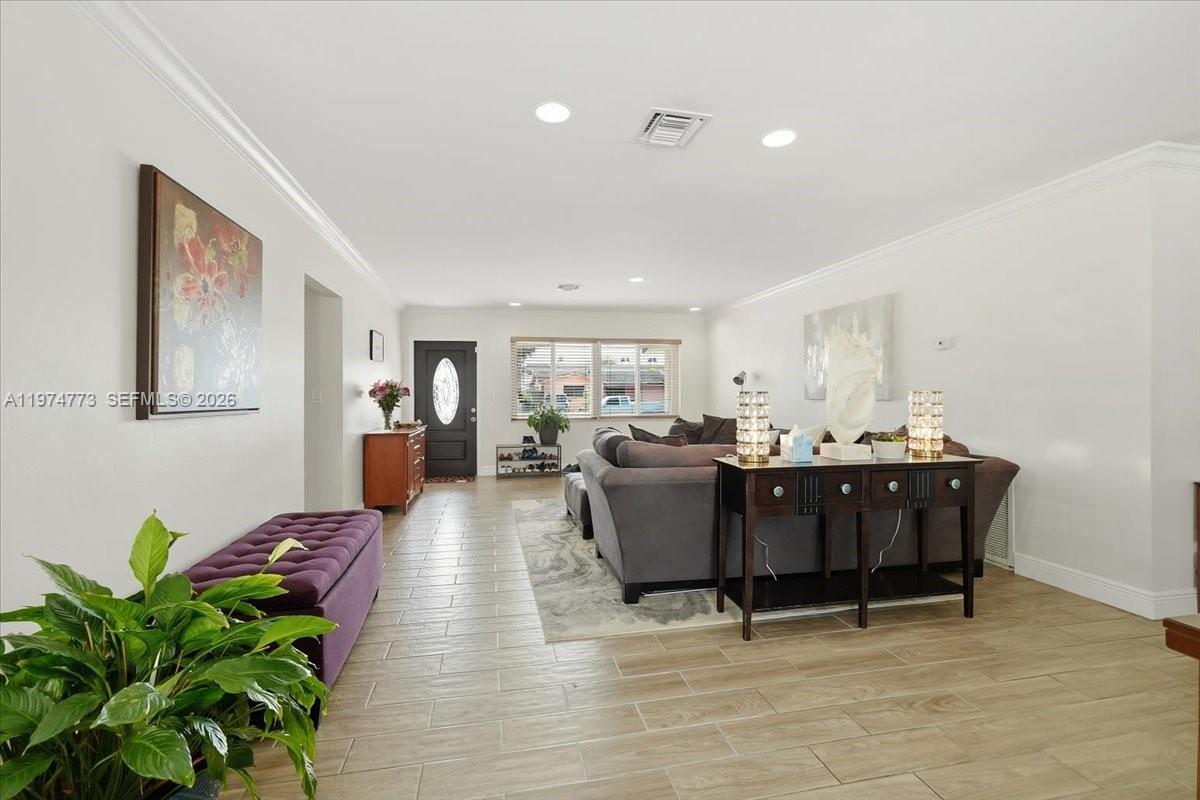 HOLLYWOOD HILLS - Residential