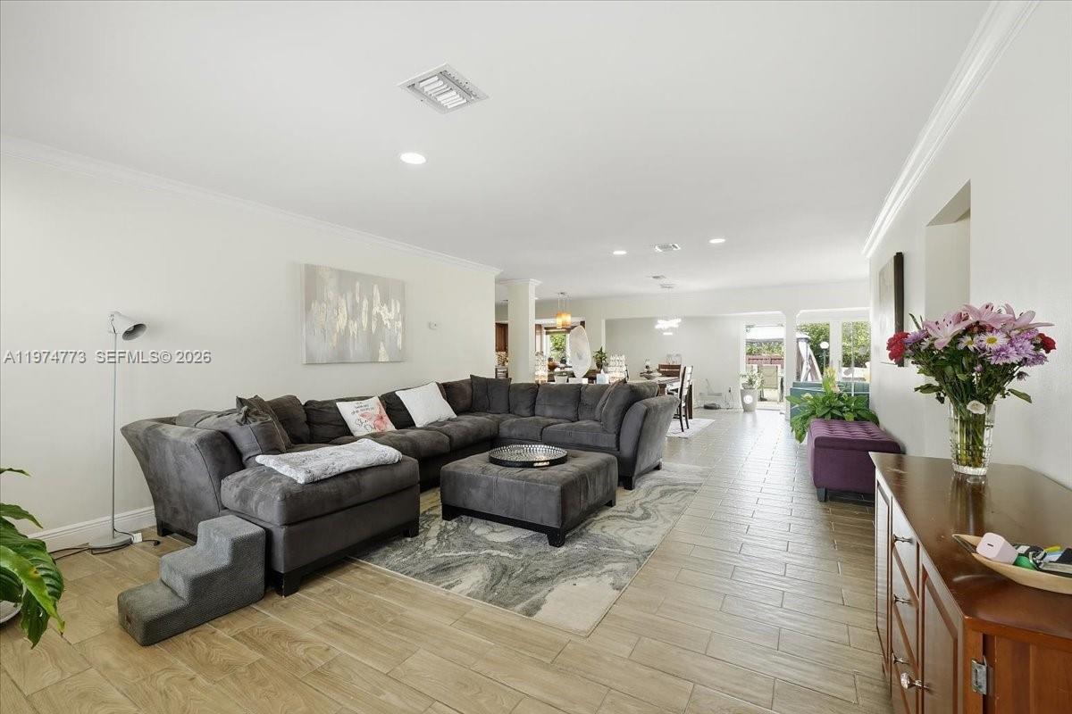 HOLLYWOOD HILLS - Residential