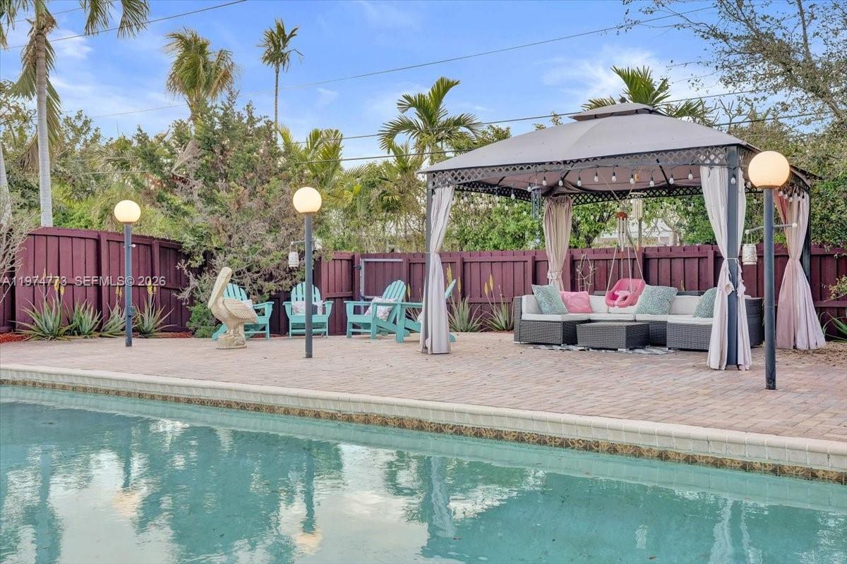 HOLLYWOOD HILLS - Residential