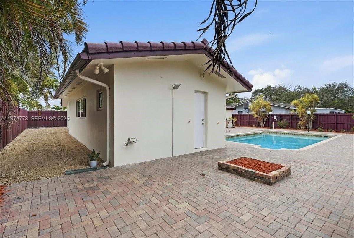 HOLLYWOOD HILLS - Residential