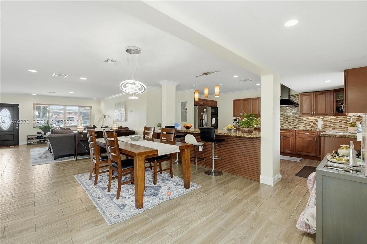 HOLLYWOOD HILLS - Residential