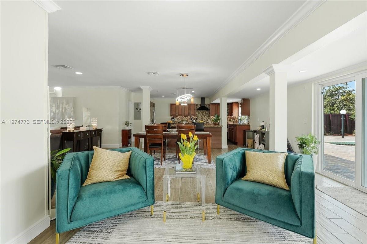 HOLLYWOOD HILLS - Residential